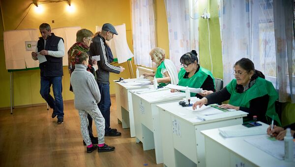 Жители столицы Грузии принимают участие в голосовании во время выборов президента страны - Sputnik Грузия