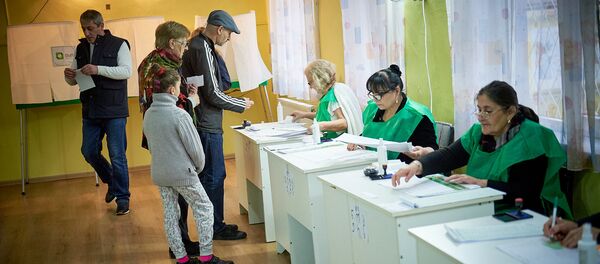 Жители столицы Грузии принимают участие в голосовании во время выборов президента страны - Sputnik Грузия