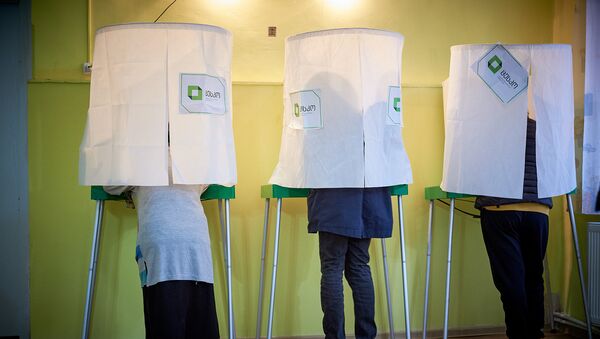 Жители столицы Грузии принимают участие в голосовании во время выборов президента страны - Sputnik Грузия