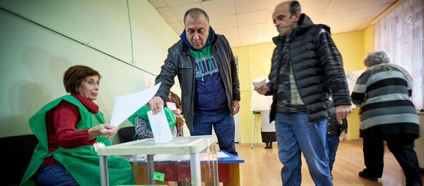 Жители столицы Грузии принимают участие в голосовании во время выборов президента страны - Sputnik Грузия