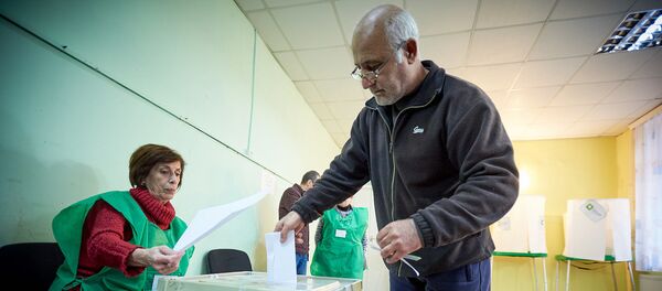 ამომრჩეველი საარჩევნო ურნასთან ამომრჩეველი საარჩევნო ურნასთან - Sputnik საქართველო