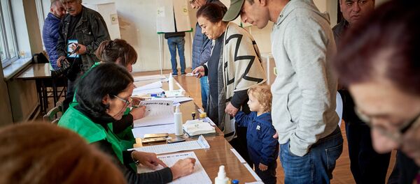 Жители столицы Грузии принимают участие в голосовании во время выборов президента страны - Sputnik Грузия