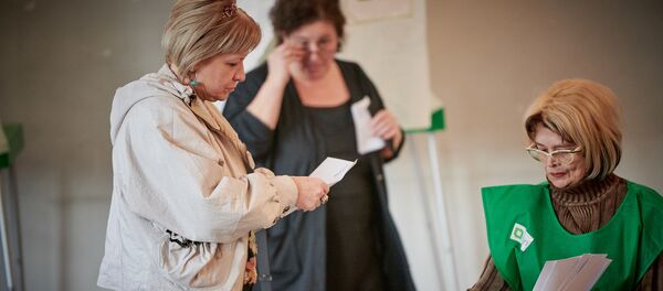 Жители столицы Грузии принимают участие в голосовании во время выборов президента страны - Sputnik Грузия