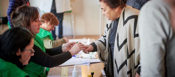 Жители столицы Грузии принимают участие в голосовании во время выборов президента страны - Sputnik Грузия