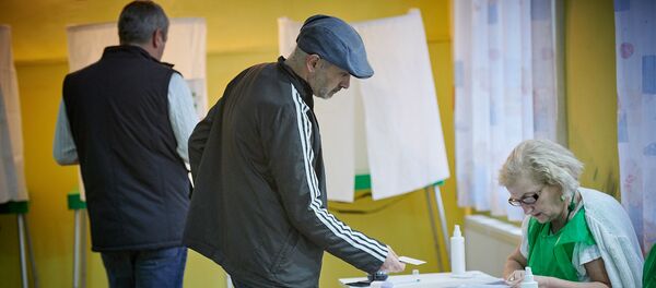 Жители столицы Грузии принимают участие в голосовании во время выборов президента страны - Sputnik Грузия