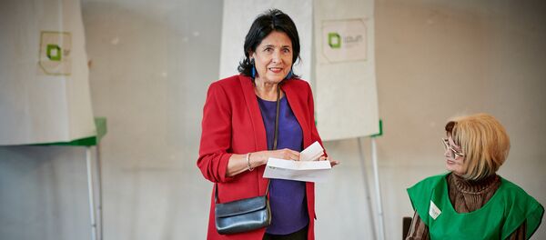 Саломе Зурабишвили принимает участие в голосовании во время выборов президента Грузии 2018 - Sputnik Грузия