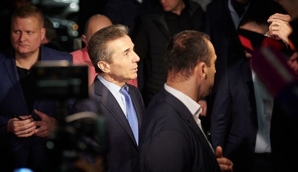 Основатель партии Грузинская мечта и миллиардер Бидзина Иванишвили приехал в штаб Саломе Зурабишвили после закрытия избирательных участков. Но визит был очень коротким, около 20 минут. За это время Иванишвили также ответил на несколько вопросов журналистов - Sputnik Грузия