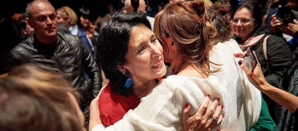 Саломе Зурабишвили и ее сторонники радуются первым данным экзитполов после первого тура выборов - Sputnik Грузия