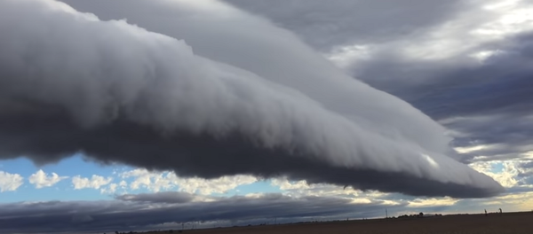 Захватывает дух: в США очевидец снял на видео облака невероятной формы - Sputnik Грузия