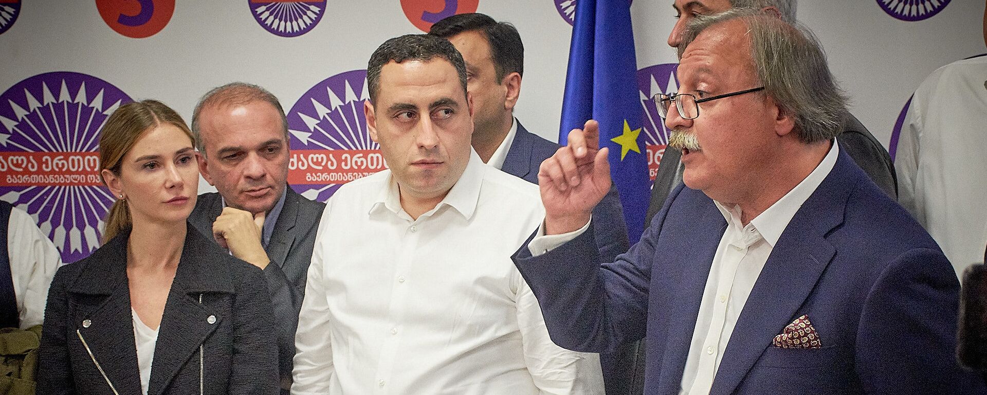 Григол Вашадзе и Георгий Вашадзе в избирательном штабе ждут итогов голосования - Sputnik Грузия, 1920, 27.08.2021
