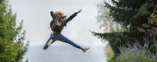 ჰაერში ამხტარი გოგონა  ჰაერში ამხტარი გოგონა  - Sputnik საქართველო