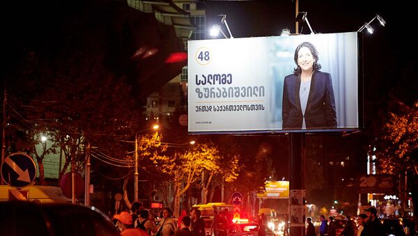 Предвыборная реклама на улицах столицы Грузии - баннер с изображением Саломе Зурабишвили - Sputnik Грузия