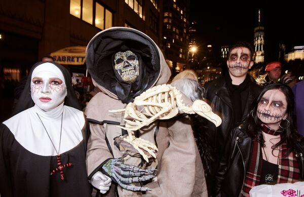 Участники парада, наряженные в костюмы и с масками на лицах, прошли через центр города с фонарями из тыкв и другими атрибутами Хеллоуина - Sputnik Грузия