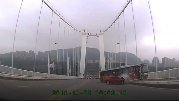 В Китае из-за истерики женщины, пропустившей остановку, автобус упал с моста в реку. Видео - Sputnik Грузия