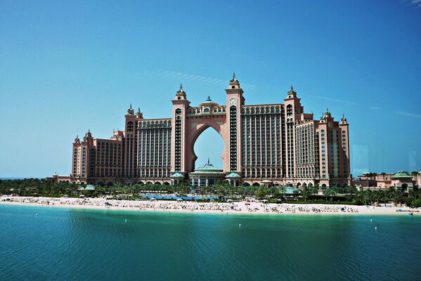 Роскошный пятизвездочный отель Atlantis The Palm расположен на одном из искусственных островов Пальм в Дубае. Это идеальное место, если речь идет о пляжном отдыхе. Здесь три отдельных пляжа с белоснежным песком, а в самом отеле расположены дайвинг-центр и один из лучших аквапарков на Ближнем Востоке. Постройка здания обошлась девелоперам в полтора миллиарда долларов - Sputnik Грузия