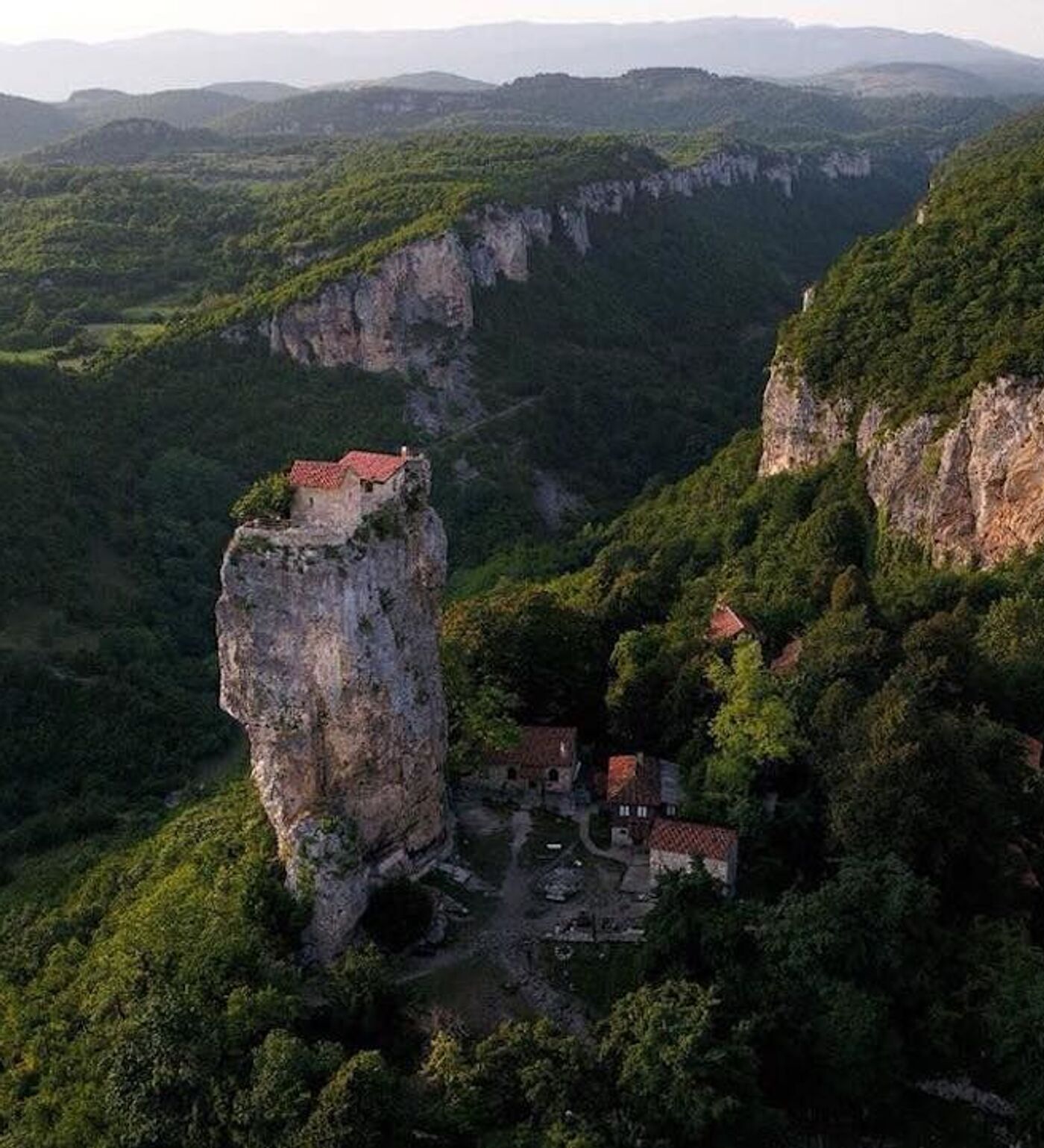 грузия дом на скале (98) фото