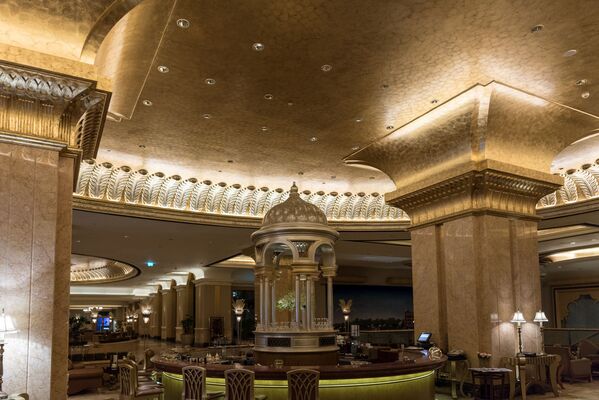 Отель Emirates Palace — настоящая жемчужина среди отелей сети Kempinski. Расположенный в Абу-Даби, он предлагает своим постояльцам все 33 удовольствия: плавательные бассейны, спа и фитнес, детский клуб и даже катание на верблюдах. Строительство отеля обошлось почти в $6 млрд, а его протяженность от одного крыла до другого составляет один километр - Sputnik Грузия