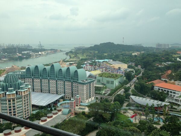 Курортный комплекс Resorts World на острове Сентоза в Сингапуре во многом самый-самый. Здесь находится самый большой в мире океанариум, первый в регионе развлекательный тематический парк Universal Studios и невероятное количество магазинов, ресторанов и закусочных. Цена строительства тоже одна из самых-самых - $4,9 млрд. - Sputnik Грузия