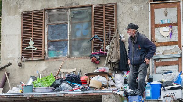 Пожилой мужчина на улице Тбилиси - Sputnik Грузия