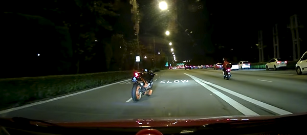 Водитель встретил на дороге невидимого мотоциклиста – загадочное видео Водитель встретил на дороге невидимого мотоциклиста – загадочное видео - Sputnik Грузия