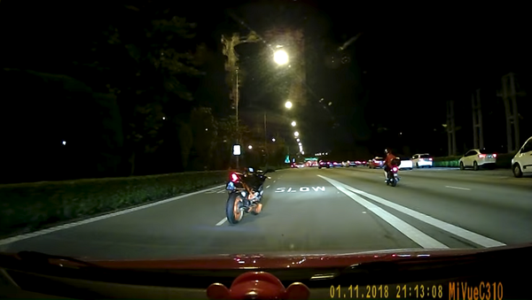 Водитель встретил на дороге невидимого мотоциклиста – загадочное видео - Sputnik Грузия