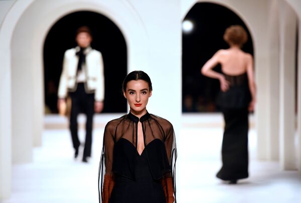 Показ новой коллекции Джабы Диасамидзе в рамках Недели моды Мercedes-Вenz Fashion Week стал настоящим шоу - Sputnik Грузия