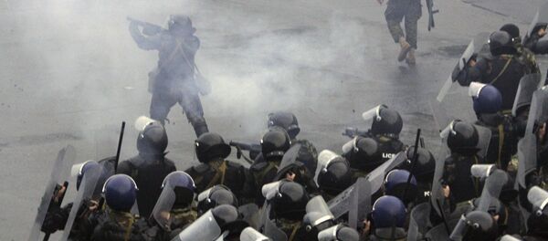 Полицейские участвуют в разгоне акции протеста 7 ноября 2007 года, архивное фото - Sputnik Грузия