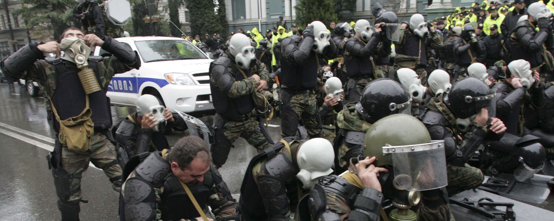 Полицейские участвуют в разгоне акции протеста 7 ноября 2007 года, архивное фото - Sputnik Грузия, 1920, 07.11.2018