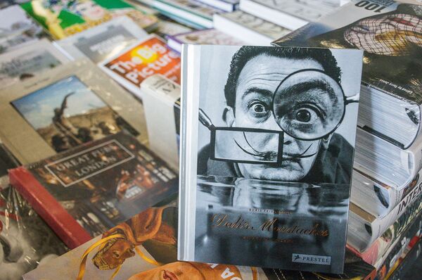 Эта книга станет вашим наваждением, или Пять фишек Тбилисских дней книг Эта книга станет вашим наваждением, или Пять фишек Тбилисских дней книг - Sputnik Грузия