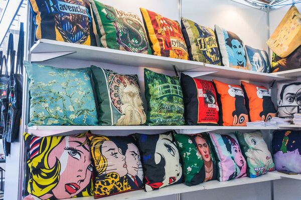 Эта книга станет вашим наваждением, или Пять фишек Тбилисских дней книг Эта книга станет вашим наваждением, или Пять фишек Тбилисских дней книг - Sputnik Грузия