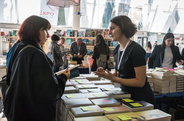 Эта книга станет вашим наваждением, или Пять фишек Тбилисских дней книг Эта книга станет вашим наваждением, или Пять фишек Тбилисских дней книг - Sputnik Грузия