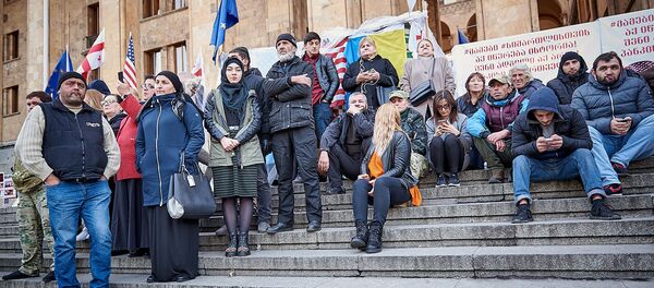 Давид Саралидзе со своими сторонниками у здания парламента Грузии - Sputnik Грузия