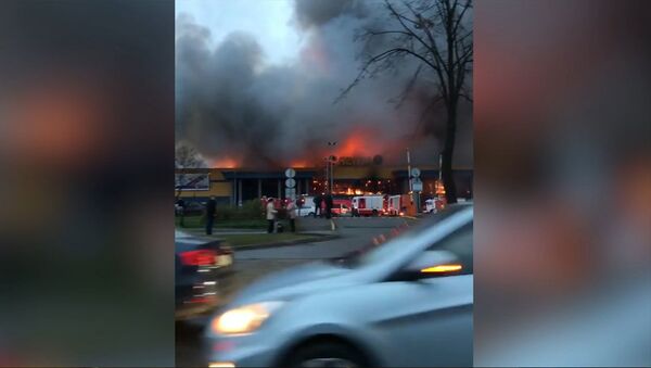 СПУТНИК_Крупный пожар в петербургском гипермаркете. Кадры с места ЧП - Sputnik Грузия