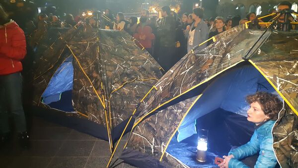 Акция протеста перед парламентом в Тбилиси, митингующие установили палатки - Sputnik Грузия
