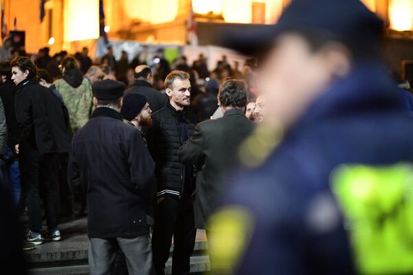 После того, как пресечь установку палаток у парламента не вышло, полиция ограничилась тем, что выставила по периметру вокруг акции оцепление - Sputnik Грузия