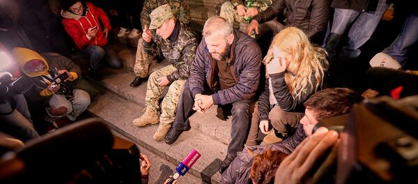 Заза Саралидзе и его сторонники у здания парламента - Sputnik Грузия