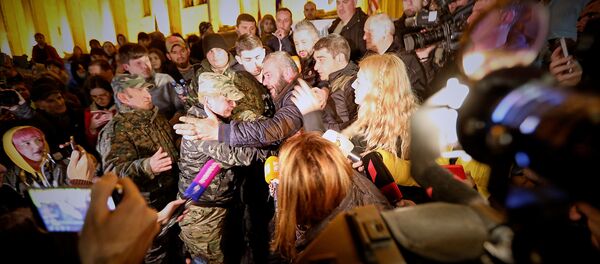 Заза Саралидзе и его сторонники у здания парламента - Sputnik Грузия