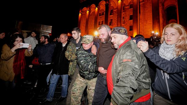 Заза Саралидзе со своими сторонниками у здания парламента - Sputnik Грузия