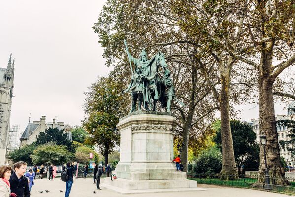 Памятник Карлу Великому установлен на площади Нотр Дам де Пари, однако, известно, что в самом Париже Карл Великий был всего два раза в жизни - Sputnik Грузия