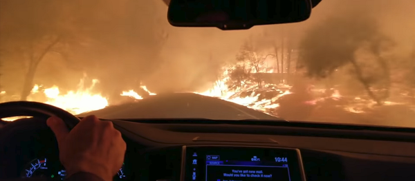Боже, спаси нас: жители Калифорнии сняли на видео поездку сквозь горящий город - Sputnik Грузия