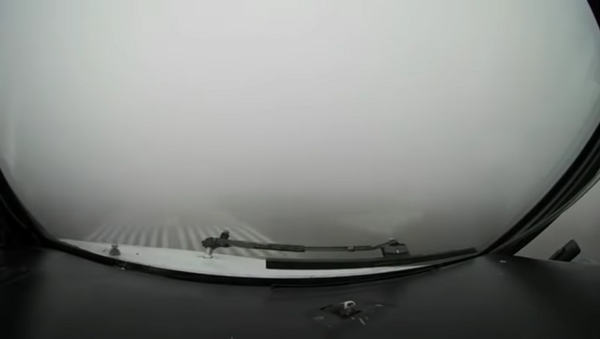 Пилоты посадили самолет вслепую и сняли это на видео - Sputnik Грузия