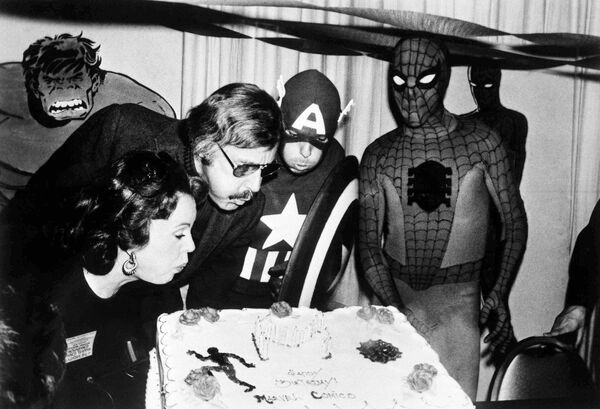 Писатель Стэн Ли задувает свечи в честь дня рождения Marvel Comics на первом корпоративном мероприятии в 1975 году - Sputnik Грузия