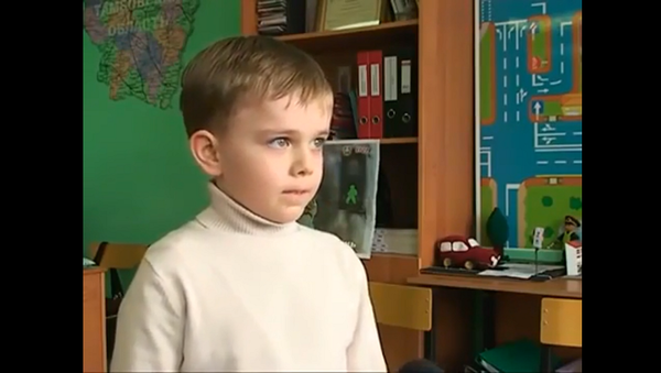 Законопослушный мальчик сдал журналистке все грешки своей мамы – забавное видео - Sputnik Грузия