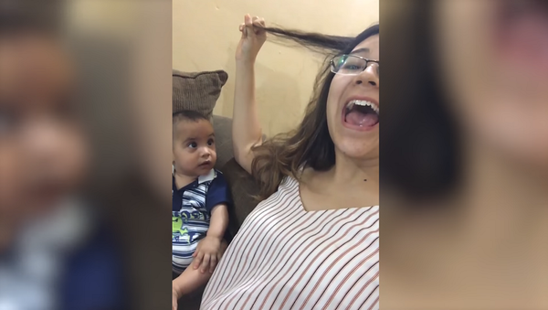 Малышу не очень нравятся вокальные данные своей матери – забавное видео - Sputnik Грузия