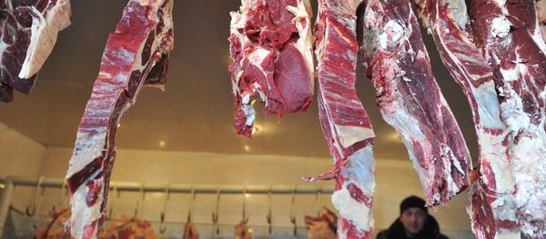 Торговля мясом на городском рынке - Sputnik Грузия