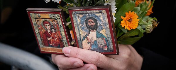 Верующие держат в руках иконы - Sputnik Грузия