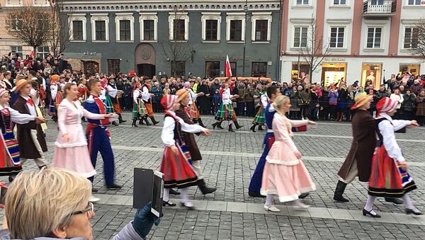 В Вильнюсе сто пар станцевали полонез в честь столетия независимости Польши - Sputnik Грузия