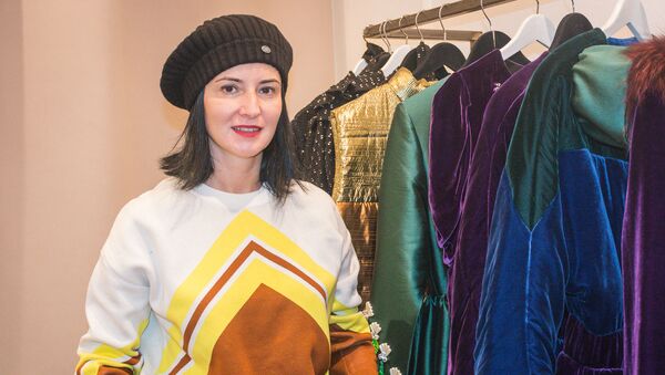 Известный грузинский дизайнер Кети Чхиквадзе рассказала Sputnik о том, что она рекомендует модницам носить в зимний сезон. Смотрите на видео Sputnik Грузия, о чем рассказала Кети Чхиквадзе - Sputnik Грузия