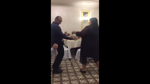 Совсем не хрупкая женщина решила запрыгнуть на партнера во время танца, но зря – видео - Sputnik Грузия