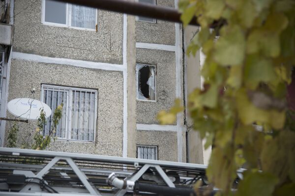Взрыв был такой силы, что взрывной волной выбило стекла не только в этом жилом доме, но и соседних постройках - Sputnik Грузия
